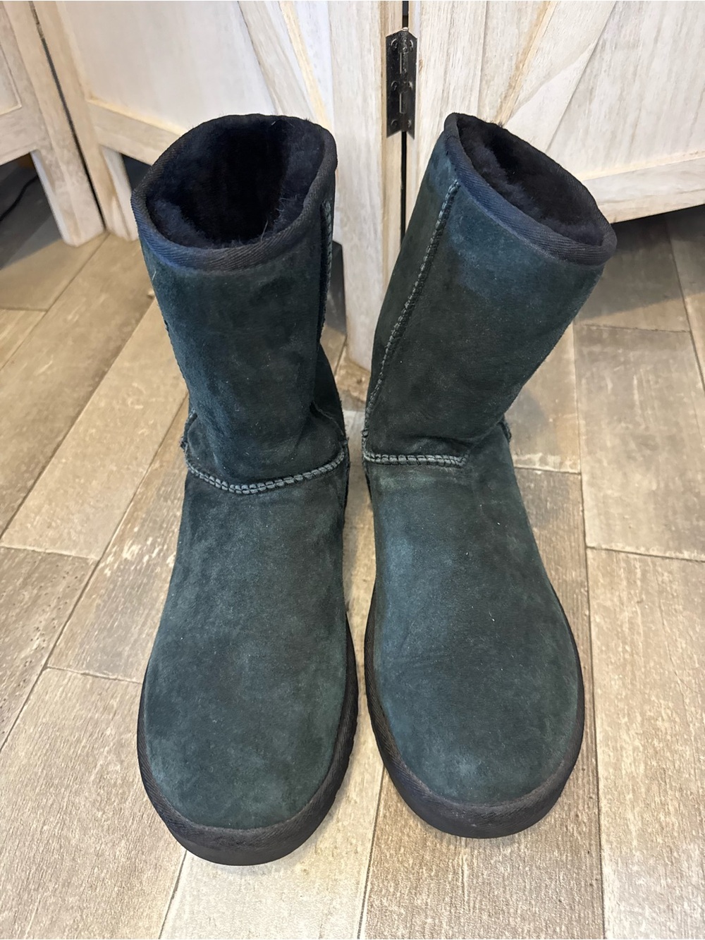 UGG black sheep shin Lined Boot Interior comfort and warmth after surfing cali
